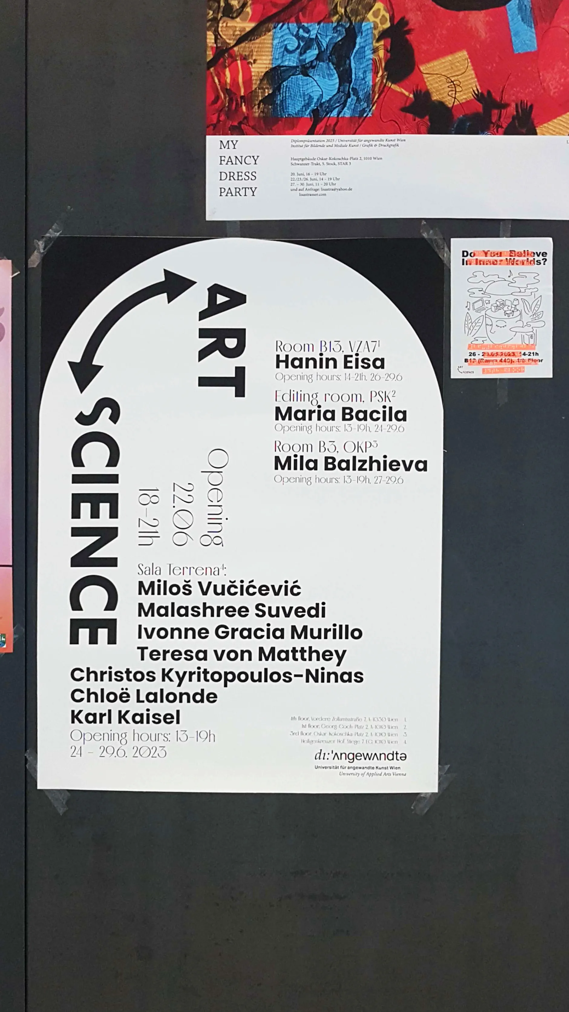 Den kleine Flyer mit orangen Braillesticker. Sie ist mit dem Poster des Abschlussklasses aufgehängt.